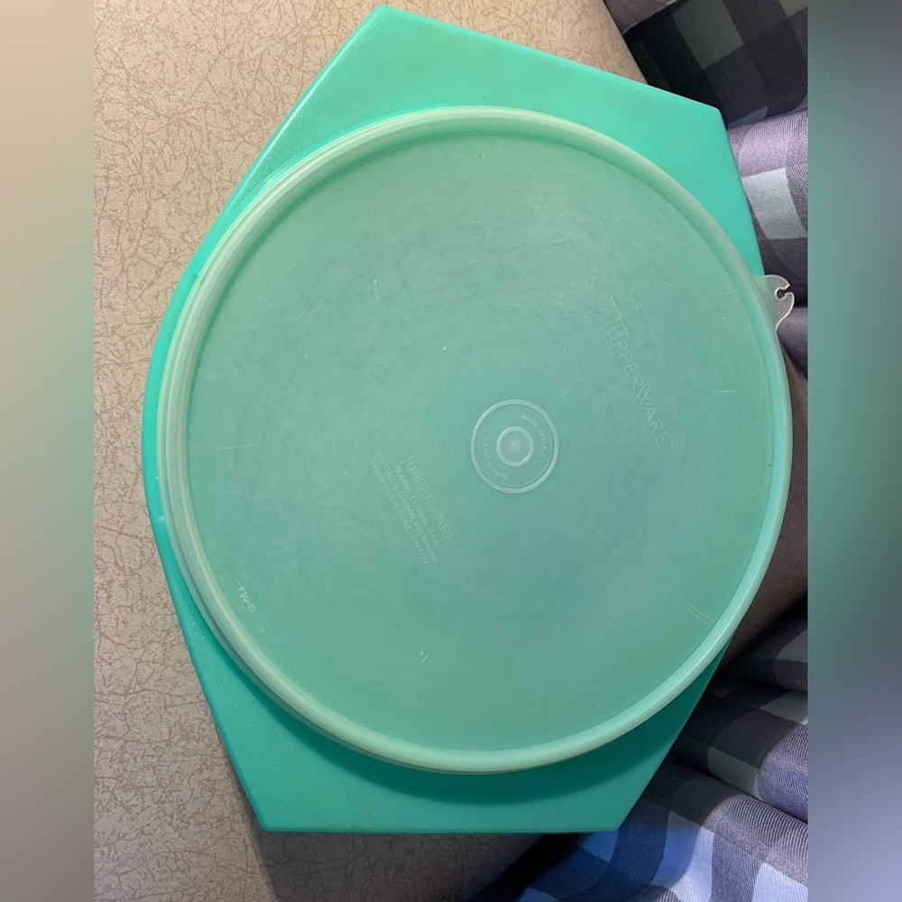 Lg Tupperware - Picture 2 of 6